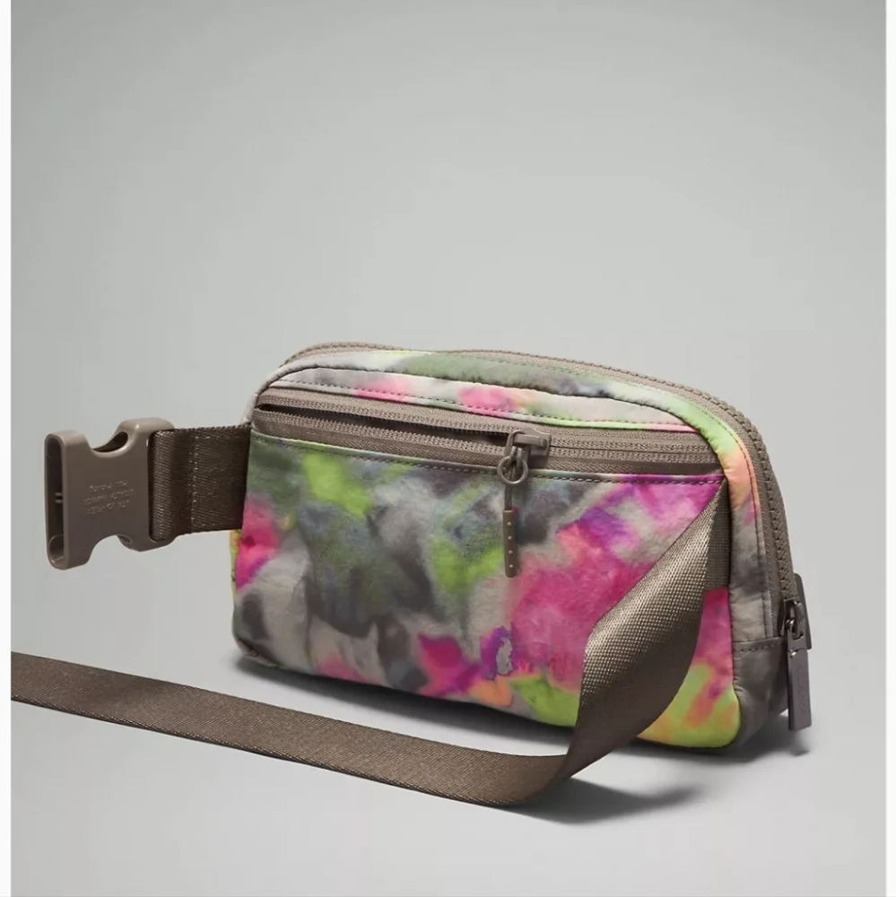 🆕️ LULULEMON EVERYWHERE BELT BAG - HYPER DYE MULTI/ROVER